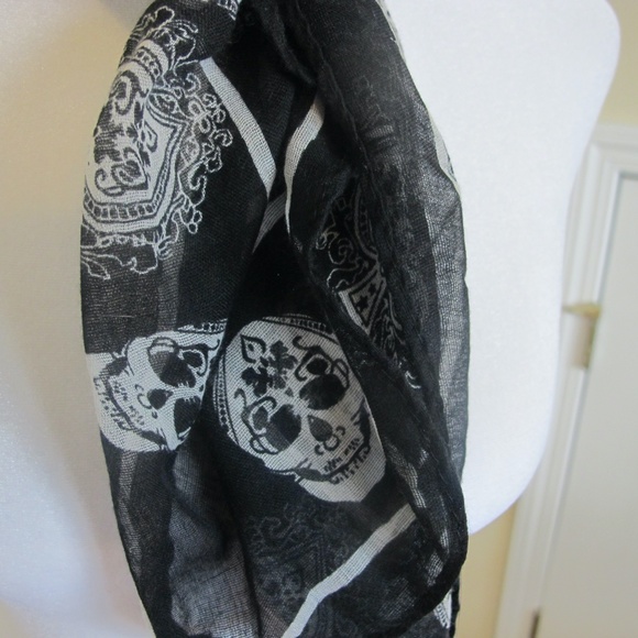 Women's Skull Scarf EUC - Picture 2 of 2